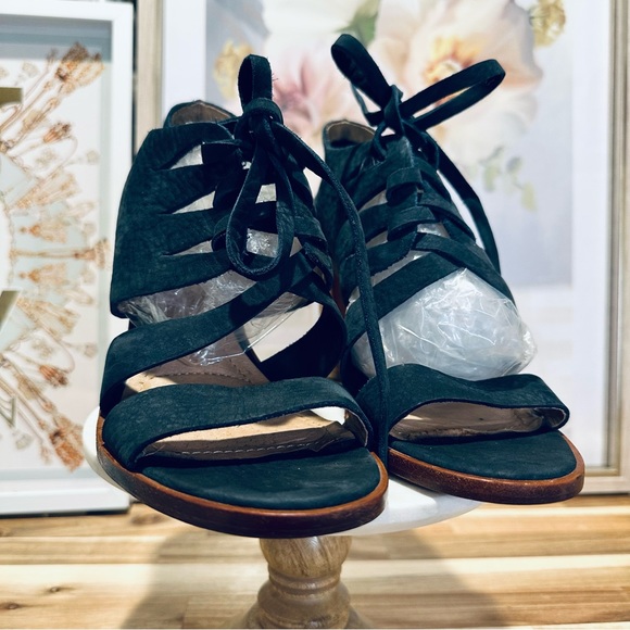 Frye - Sofia Tie On, navy super soft leather, size 8.5M, leather wrapped heel - Picture 2 of 12